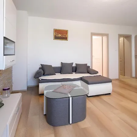 Apartment L&r *